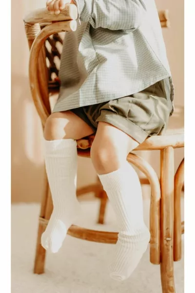 جوارب طفل كريمية بطول الركبة