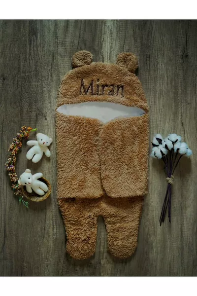 Персонализирано бебешко одеяло с бродерия, кафяв спален чувал с къдрава плюшена материя с ушички на меченце