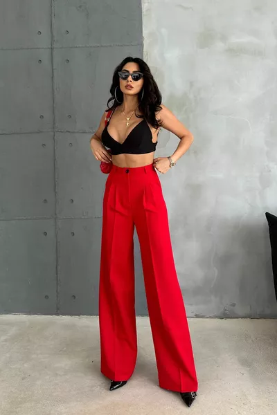 بنطلون بالازو من القماش المطوي باللون الأحمر