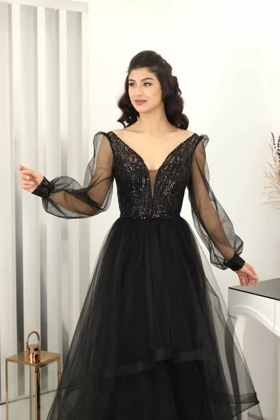 فستان سهرة إيفلين مطرز باللون الأسود