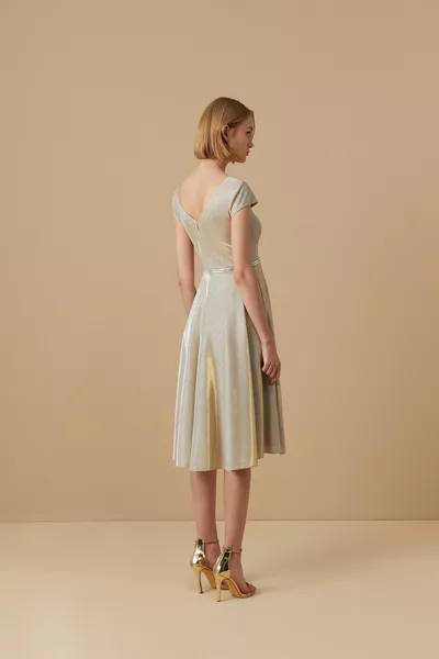 فستان متوسط الطول لامع بأكمام قصيرة