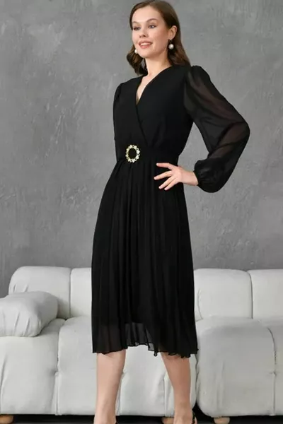 Ceinture noire cadeau plissé doublé tissu mousseline de soie coupe évasée col croisé robe longueur midi 