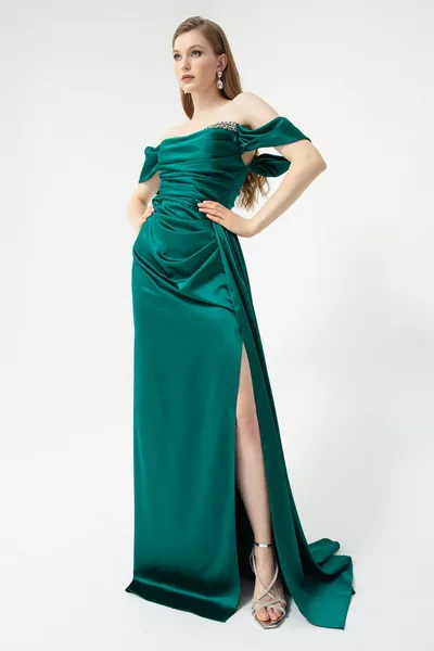 المرأة الزمرد الأخضر قارب طوق شق طويل الساتان مساء اللباس