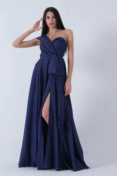 Вечернее платье с блестками на одно плечо и бабочкой спереди темно-синего цвета 