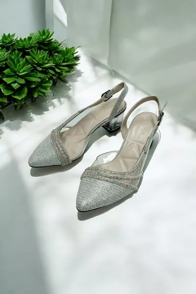 Avondjurken met transparante hak en transparante zilverkleurige stenen details