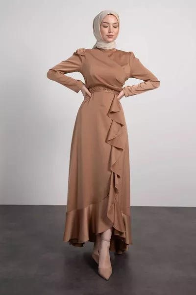 فساتين سهرة محجبة بالحجارة على الحزام وطيات من الأمام