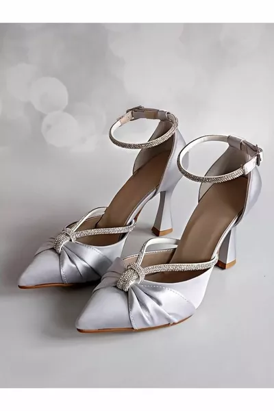 Chaussures de soirée en satin d’argent pierre pour femme 