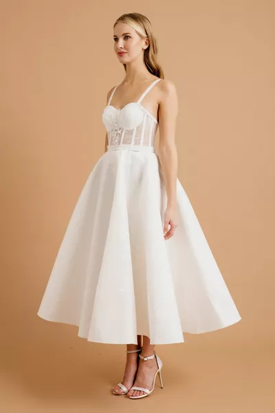 Funkelndes Abendkleid und Abendkleid mit weißem Narbenrock