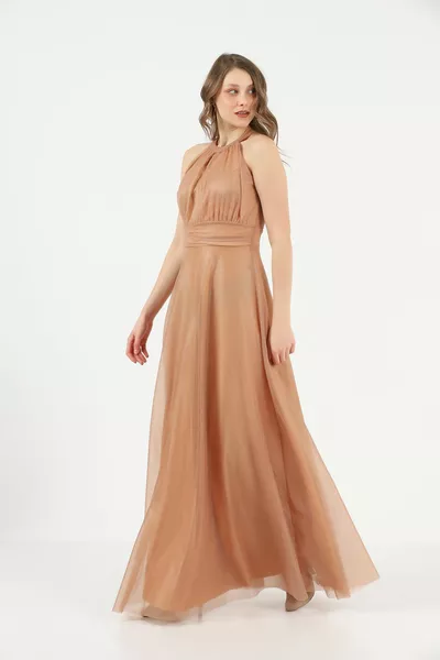 Robe de soirée longue évasée en tulle argenté à col licou