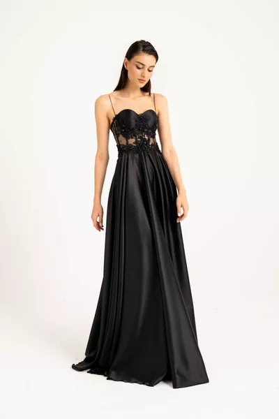 فستان سهرة من الساتان وفستان سهرة مع تفاصيل دانتيل مطرزة باللون الأسود