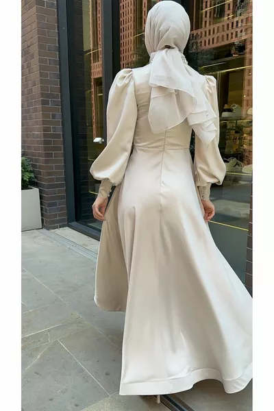 Sirius – Abendkleid aus Satin mit Drapierung und Manschetten und Knöpfen