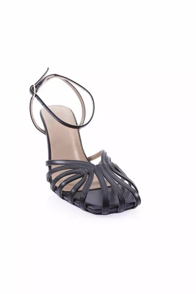 ذ المرأة الزاوي اصبع القدم الكاحل التعادل كأس الكعب