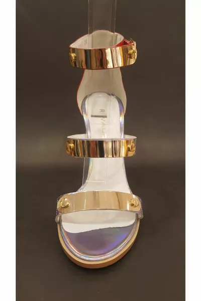 حذاء أحمر نسائي