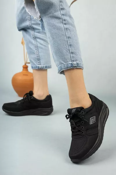 حذاء سنيكرز أسود بأربطة