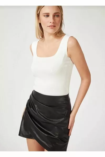 معاطف بيضاء نسائية وصغيرة الحجم مربعة الرقبة الأشرطة السميكة خزان أعلى خزان أعلى نحيف تريكو