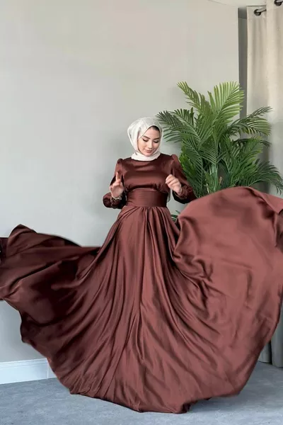 Vita plissettata dettagliata Maxi Hijab abito da sera marrone