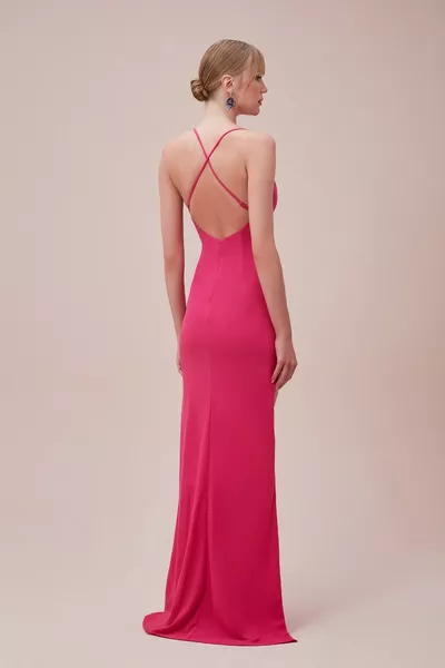 Длинное платье из крепа с глубоким разрезом и тонкими бретелями