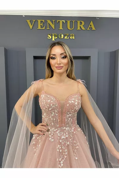 فستان خطوبة مع دانتيل مكثف وتطريز