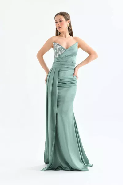 فساتين سهرة ستان بفتحات مع تفاصيل تطريز أساسية