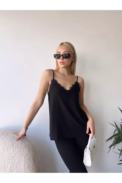 Damesblouse met zwarte kanten hals en verstelbare spaghetti bandjes