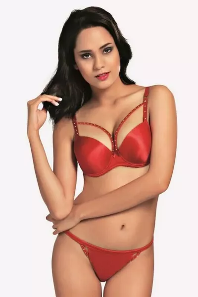 طقم صدريّة وسروال داخلي بالحجر الأسود