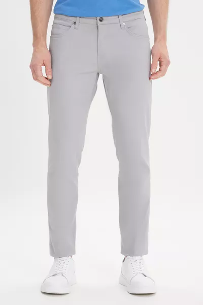 بنطال رجالي رمادي مطاطي ضيق بقصة نحيفة مع نمط قطري يمتد  درجة