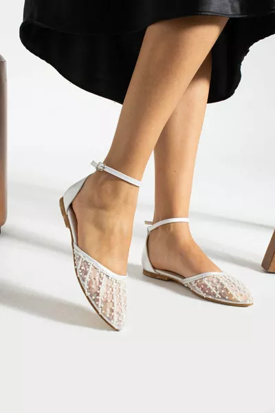 Ballerinas aus weißem Satin mit Perlenstickerei