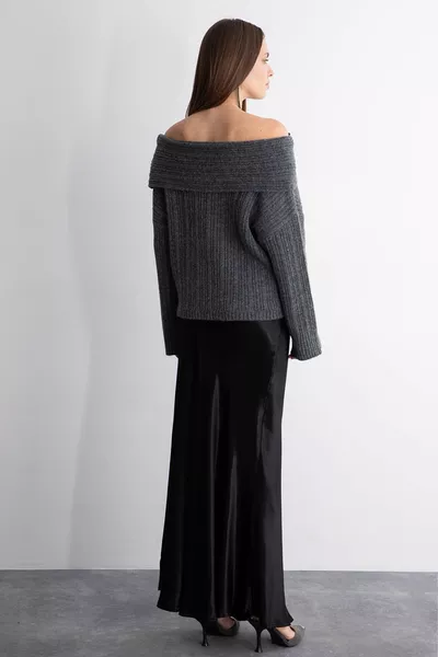 Pull plié ouvert épaule fumée femme