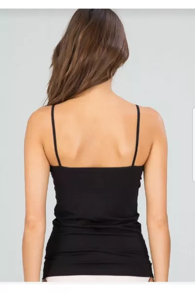 تيشيرت نسائي أساسي بكوب صدر عاليا، من القطن مع الليكرا بحمالات رفيعة