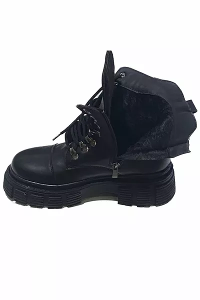 Bottes d’étudiant avec fourrure à l’intérieur de la semelle épaisse