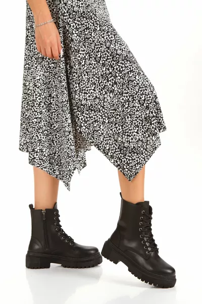 المرأة السوداء بسحاب الأحذية البريدية