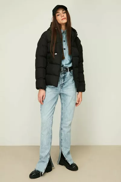 المرأة السوداء مقنعين الألياف يندبروف نفخ معطف الشتاء.