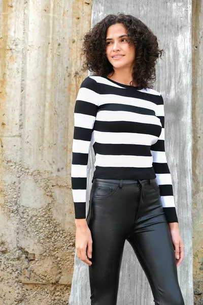 Gestreifter Damenpullover mit Rundhalsausschnitt Schwarz und Weiß 