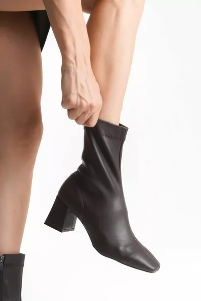 Дамски тъмнокафяви еластични ботуши с тъп ток с тъпи пръсти