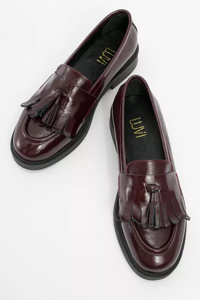 MILINA Cuir verni bordeaux à pompons Chaussures mocassins pour femmes