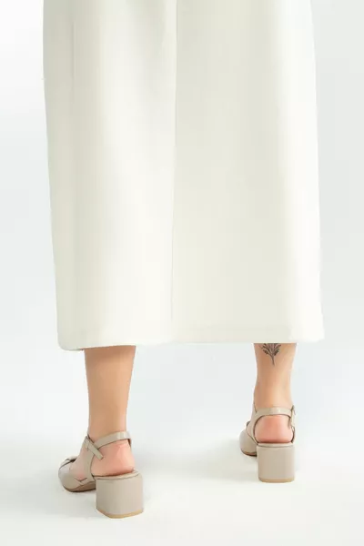 صنادل جلد طبيعي بكعب   مليار Ayk  للسيدات