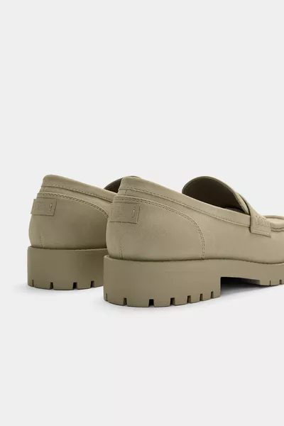 Mocassins détaillés