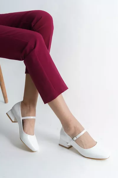 Weiß Damen mit einem Riemen, breiter Zehe, dicken Absätzen 
