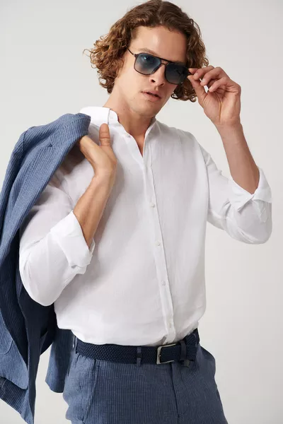 قميص رجالي أبيض بأزرار وياقة من الكتان بنسبة ٪ بتصميم مريح 