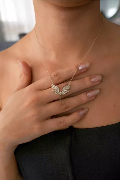 Колие от златиста стомана с кристали цирконий с фигура на Архангел Михаил и ангелски криле, което не потъмнява