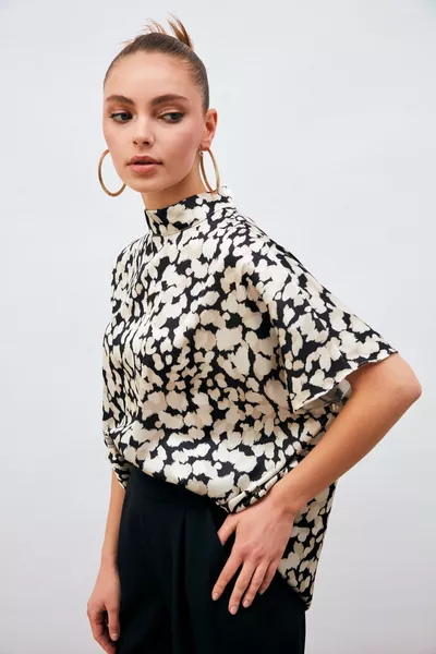 Блузка «Летучая мышь» с широкими рукавами - черная