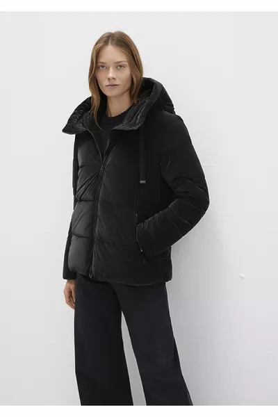 سترة مبطنة سوداء بغطاء رأس 