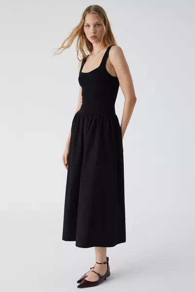 فستان نسائي أسود من باني فويغو بحمالات و ياقة، الجزء السفلي منسوج من البوبلين، الجزء العلوي مصنوع من الفيسكوز المرن