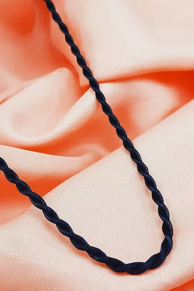 قلادة بحبل أسود