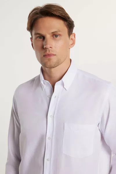 قميص رجالي بأكمام عادية، قصة كلاسيكية، ياقة عادية، بأزرار وجيوب، باللون الأبيض