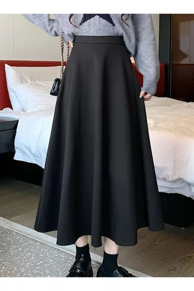 تنورة نسائية محتشمة يومية من قماش محاك مستورد أسود، القَصّة واسعة، الطول:  سم (مزودة بحزام مطاطي)