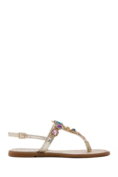 صندل نسائي بين الأصابع مزين بحجر ذهبي 