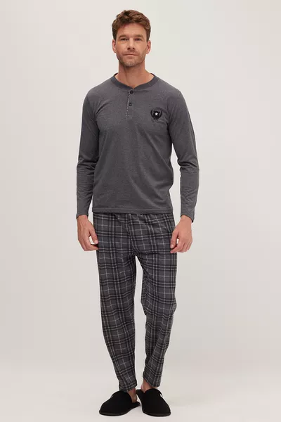 طقم بيجامة رجالي رمادي من القطن، بقصة عادية، ياقة بأزرار، خصر مطاطي، ونقشة