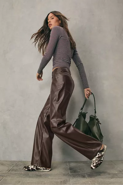 بنطلون صناعي من الجلد بتصميم مستقيم وملمس