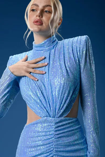 فستان قصير بتفاصيل مفتوحة وترتر أزرق